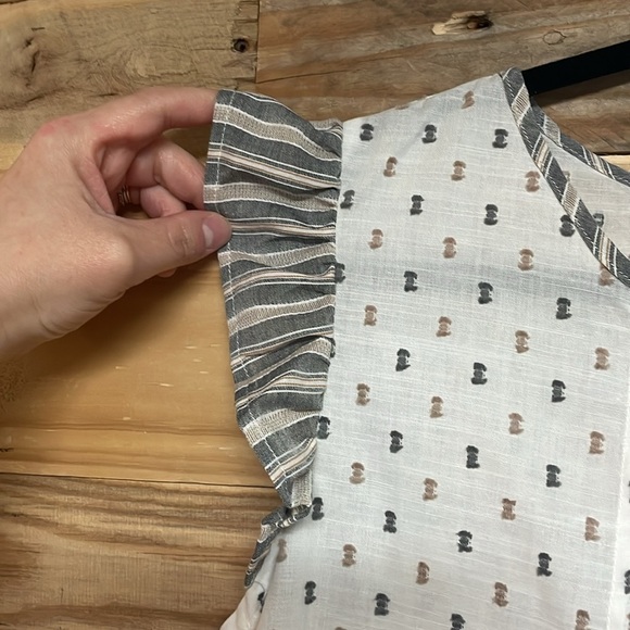 Mine size Large White with Gray and Tan Swedish Dot Flutter Sleeveless Blouse - Picture 4 of 8